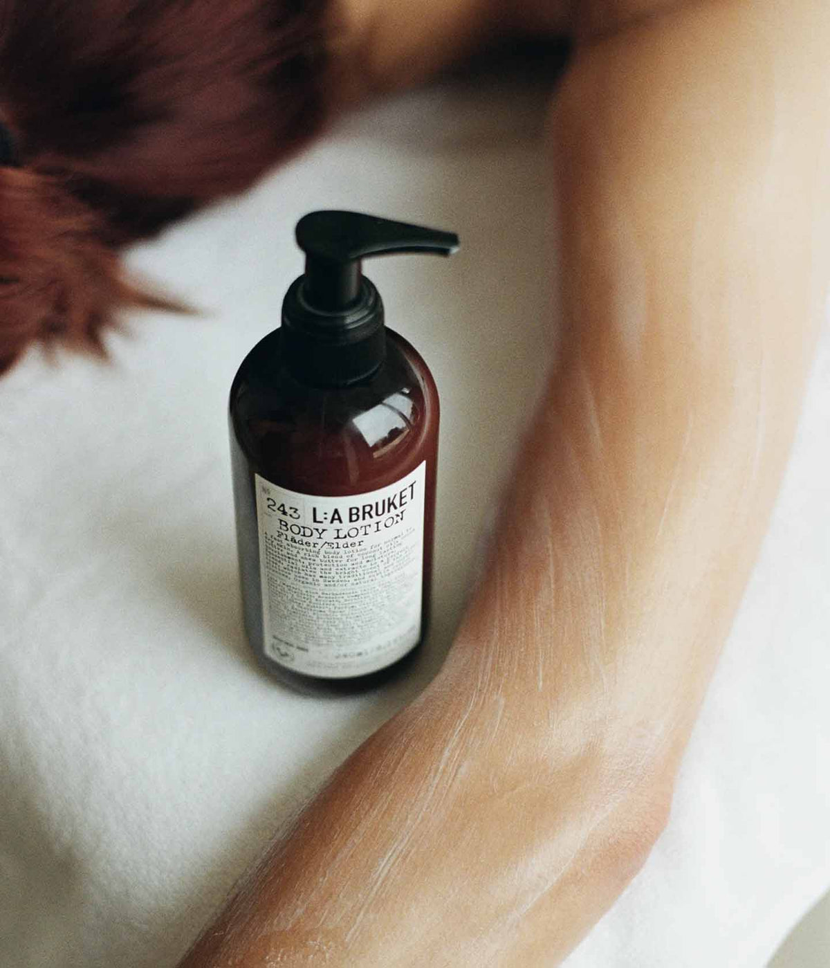 L:A Bruket Bodylotion No. 243 auf einem weißen Handtuch