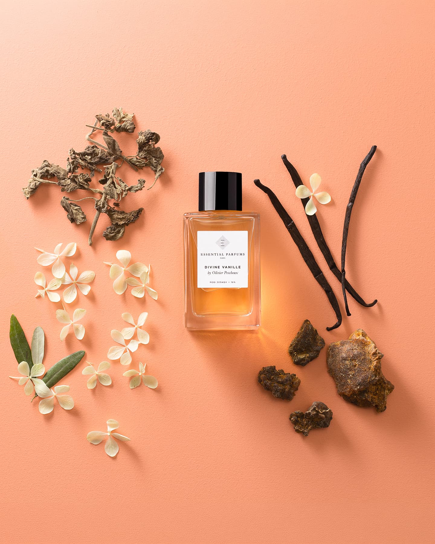 Essential Parfums Divine Vanille von Olivier Pescheux zwischen Vanilleschoten, Blüten und Harzstücken