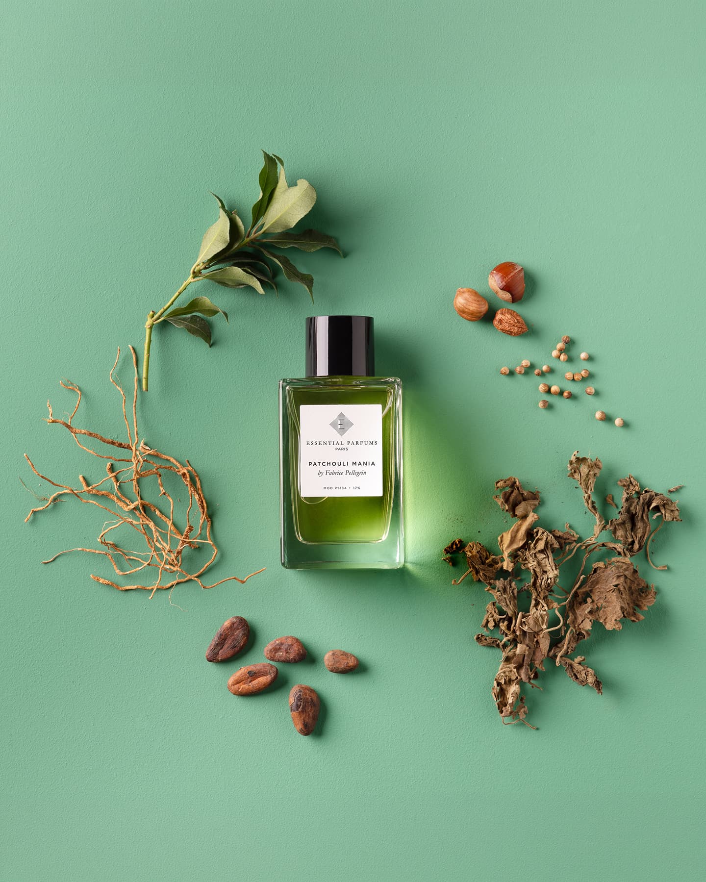 Essential Parfums Patchouli Mania von Fabrice Pellegrin zwischen Patchoulizweigen, Kakaobohnen und Haselnüssen