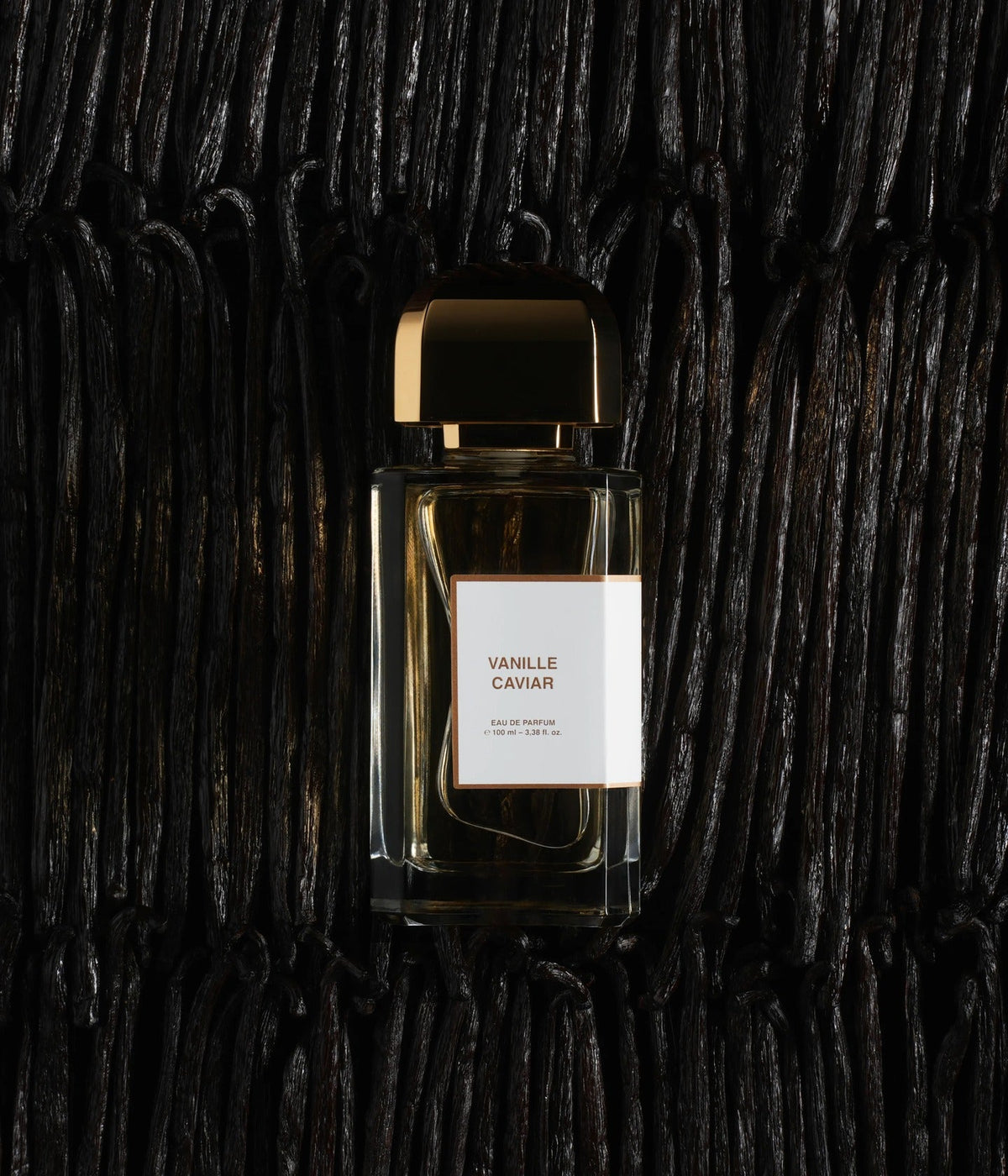 Eau de Parfum Vanille Caviar von BDK Parfums auf dunklem Holz