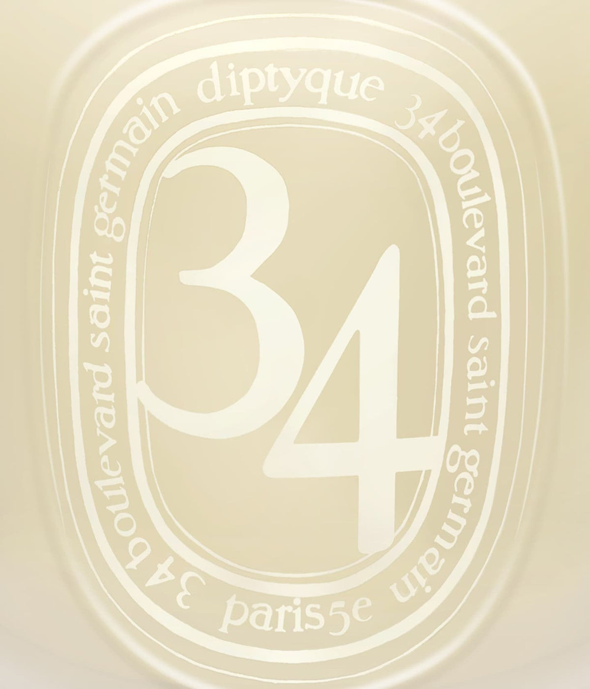 Diptyque Duftkerze 34, Boulevard Saint-Germain 300 g, eingeprägtes Ovaletikett in Nahaufnahme