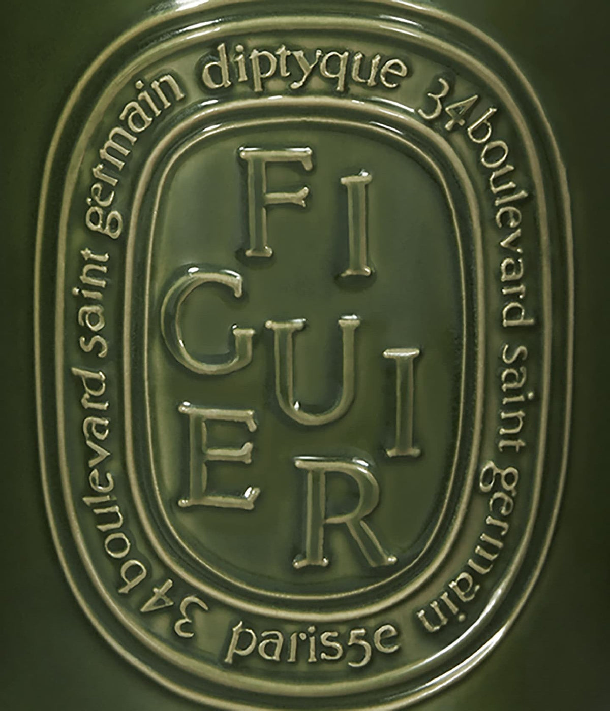 Diptyque Duftkerze Figuier 600 g, eingeprägtes Ovaletikett auf grüner Keramik
