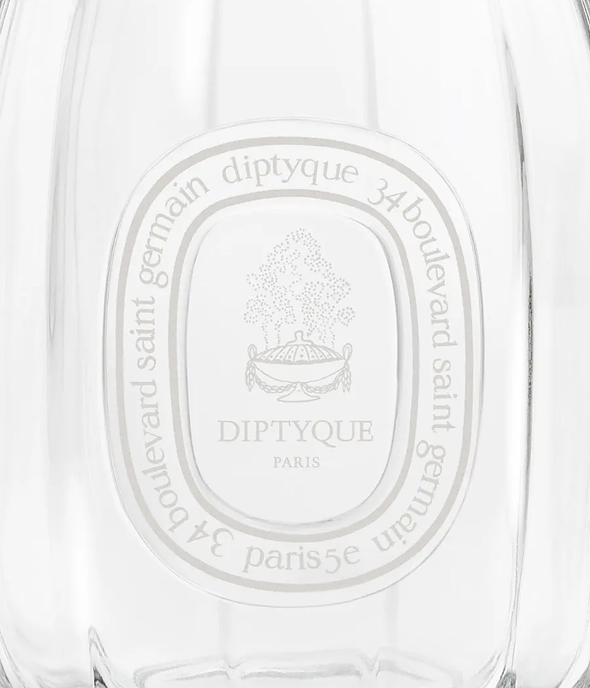 Diptyque Raumduftspender Glasflakon, 100 ml, gravierter Glasflakon in Nahaufnahme