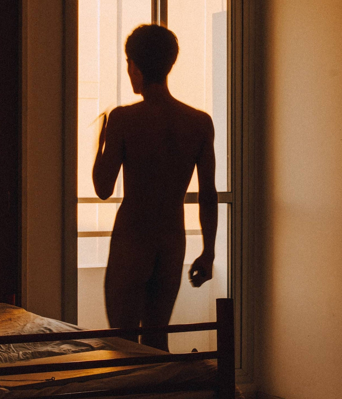 D’Orsay Eau de Parfum A.C. J’approchais un mystère, Silhouette einer Person am Fenster im Abendlicht