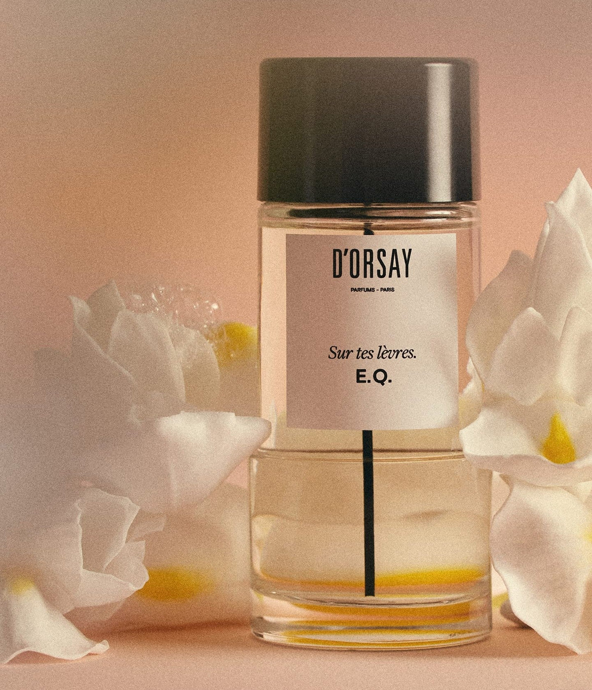 D’Orsay Eau de Parfum E.Q. Sur tes lèvres zwischen weißen Blüten vor rosa Grund