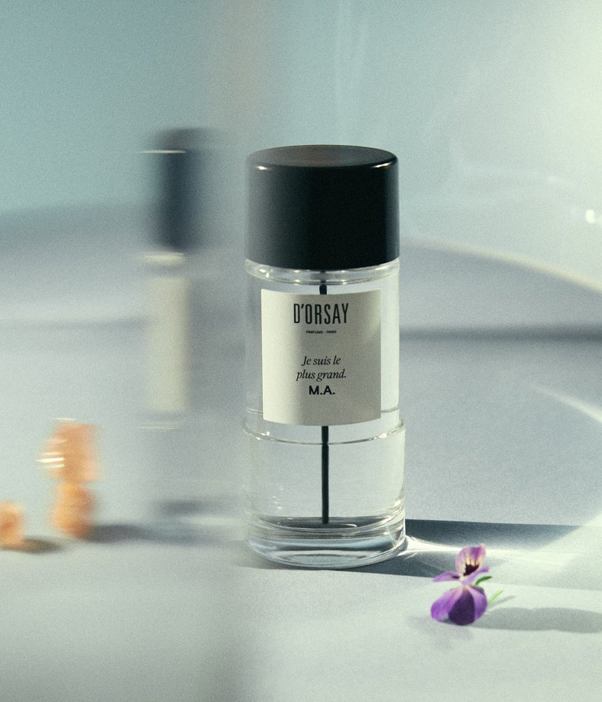 D’Orsay Eau de Parfum M.A. Je suis le plus grand mit Veilchenblüte auf hellem Grund