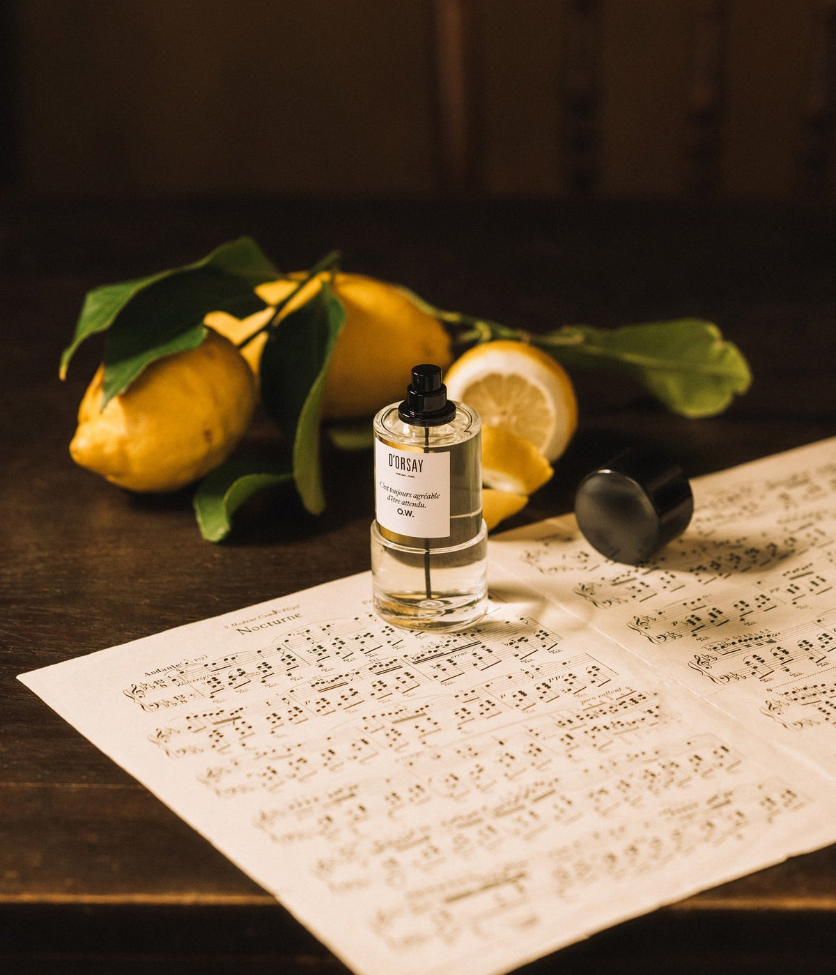 D’Orsay Eau de Parfum O.W. C’est toujours agréable d’être attendu mit Zitronen auf alten Notenblättern