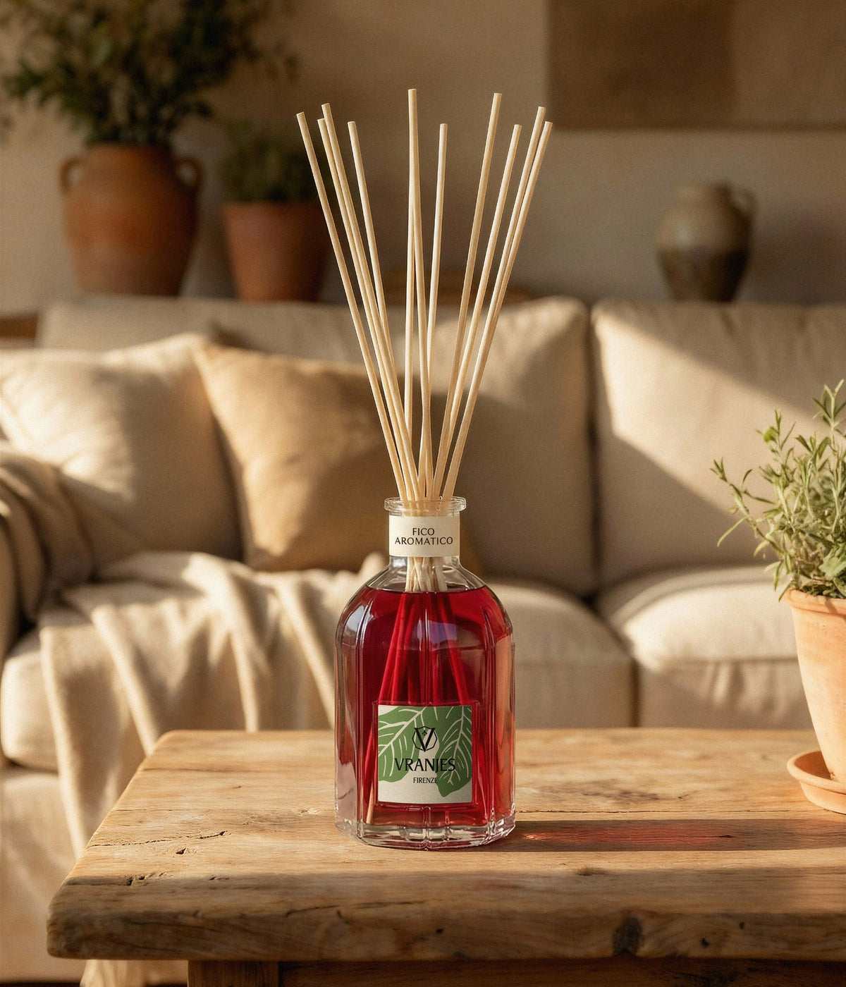 Stäbchendiffusor Fico Aromatico von Dr. Vranjes Firenze auf einem Holztisch
