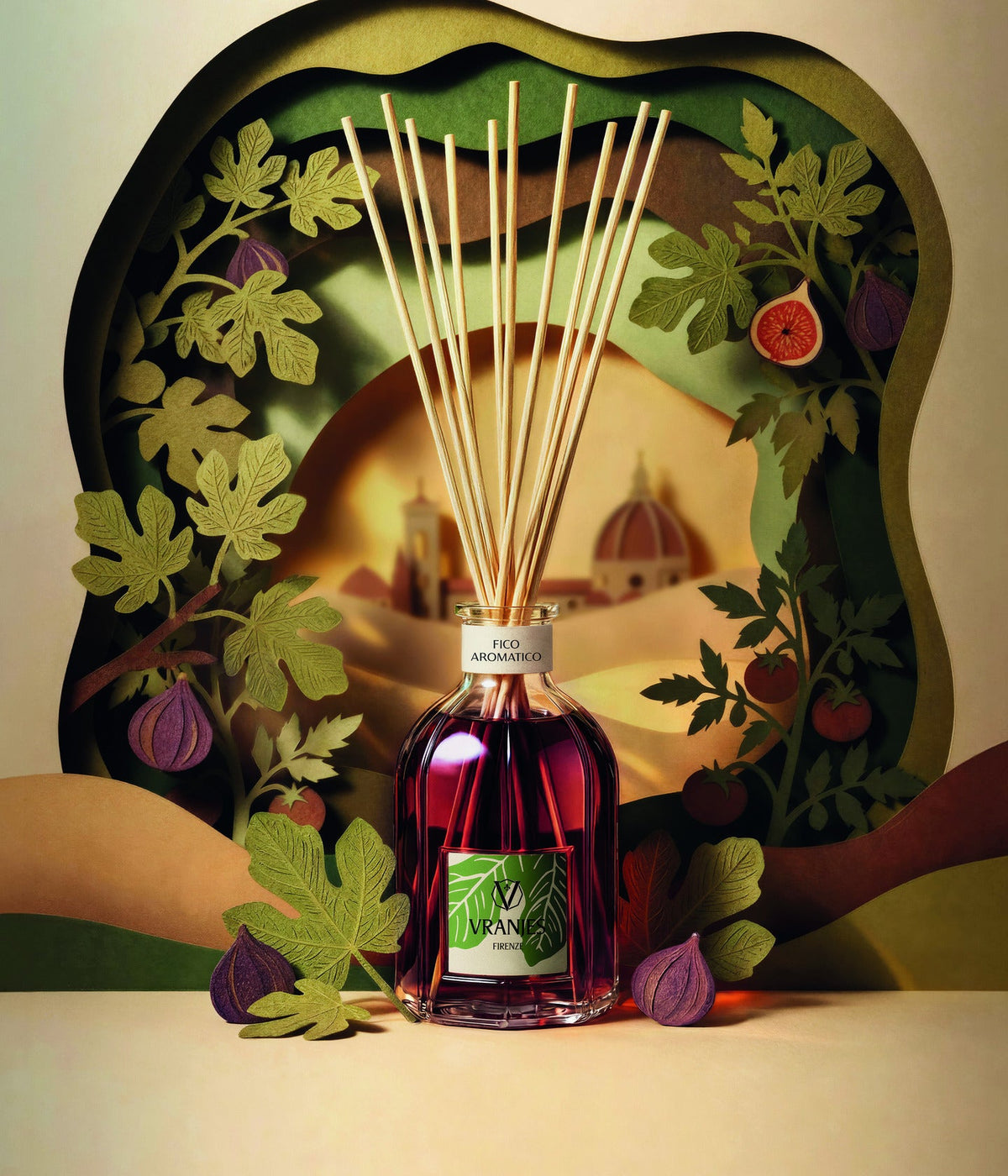 Stäbchendiffusor Fico Aromatico von Dr. Vranjes Firenze vor einer Papierschnitt-Illustration