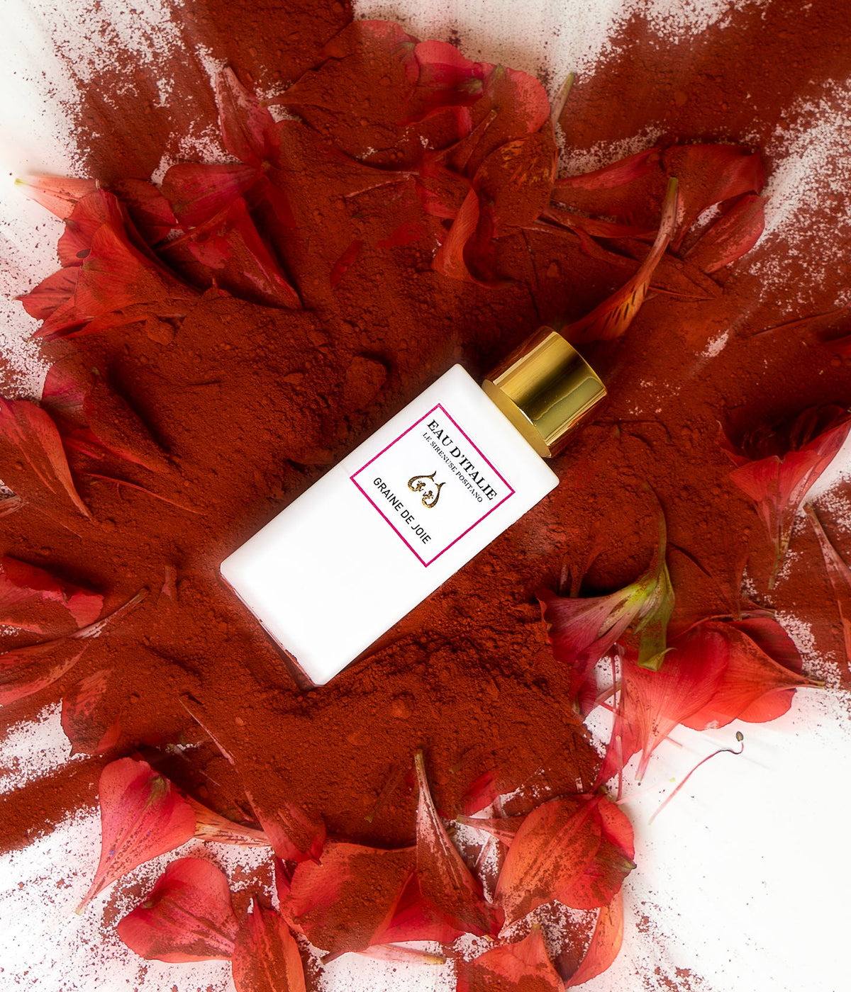 Eau d’Italie Eau de Parfum Graine de Joie auf rotem Pulver mit Blütenblättern