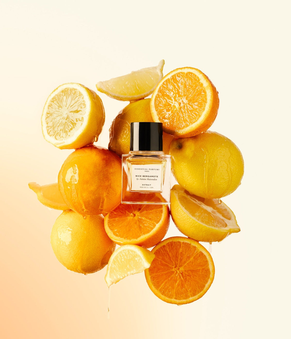 Essential Parfums Extrait de Parfum Nice Bergamote zwischen halbierten Orangen und Zitronen