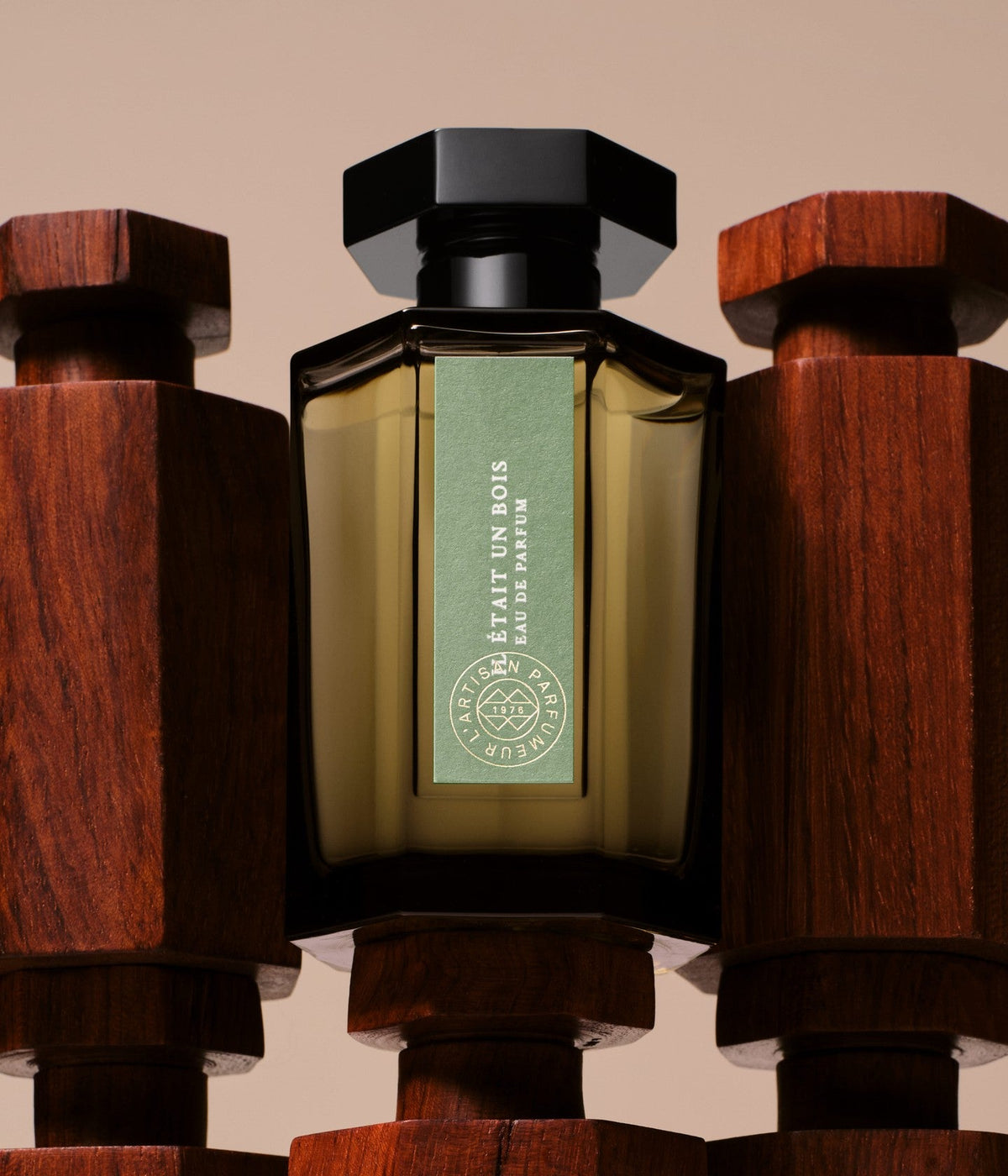 L’Artisan Parfumeur Eau de Parfum Il Était un Bois zwischen gedrechselten Holzsäulen