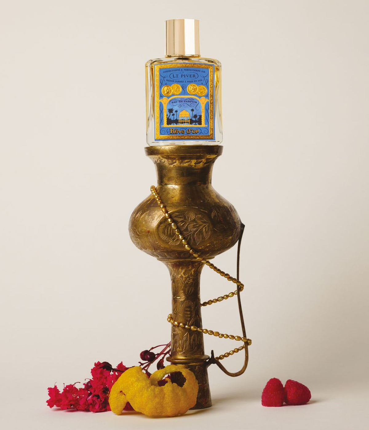 Eau de Parfum Rêve d’Or – L.T. Piver, Stillleben mit Messingvase und Himbeeren
