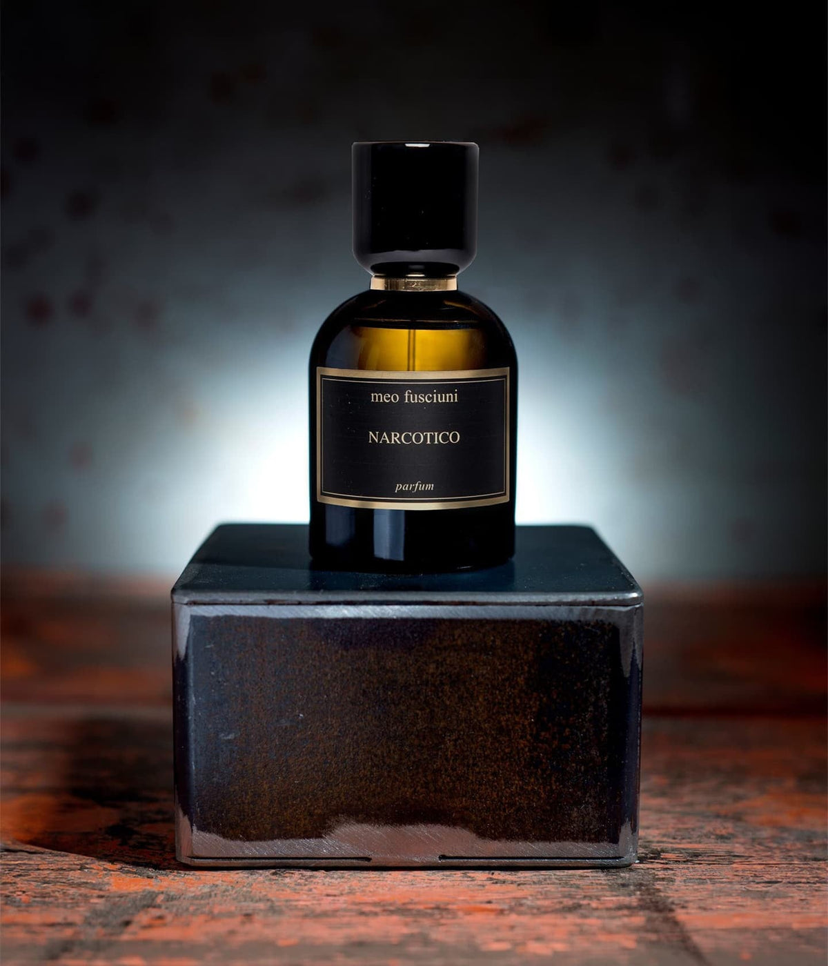 Meo Fusciuni Extrait de Parfum Narcotico auf einem dunklen Sockel im Gegenlicht