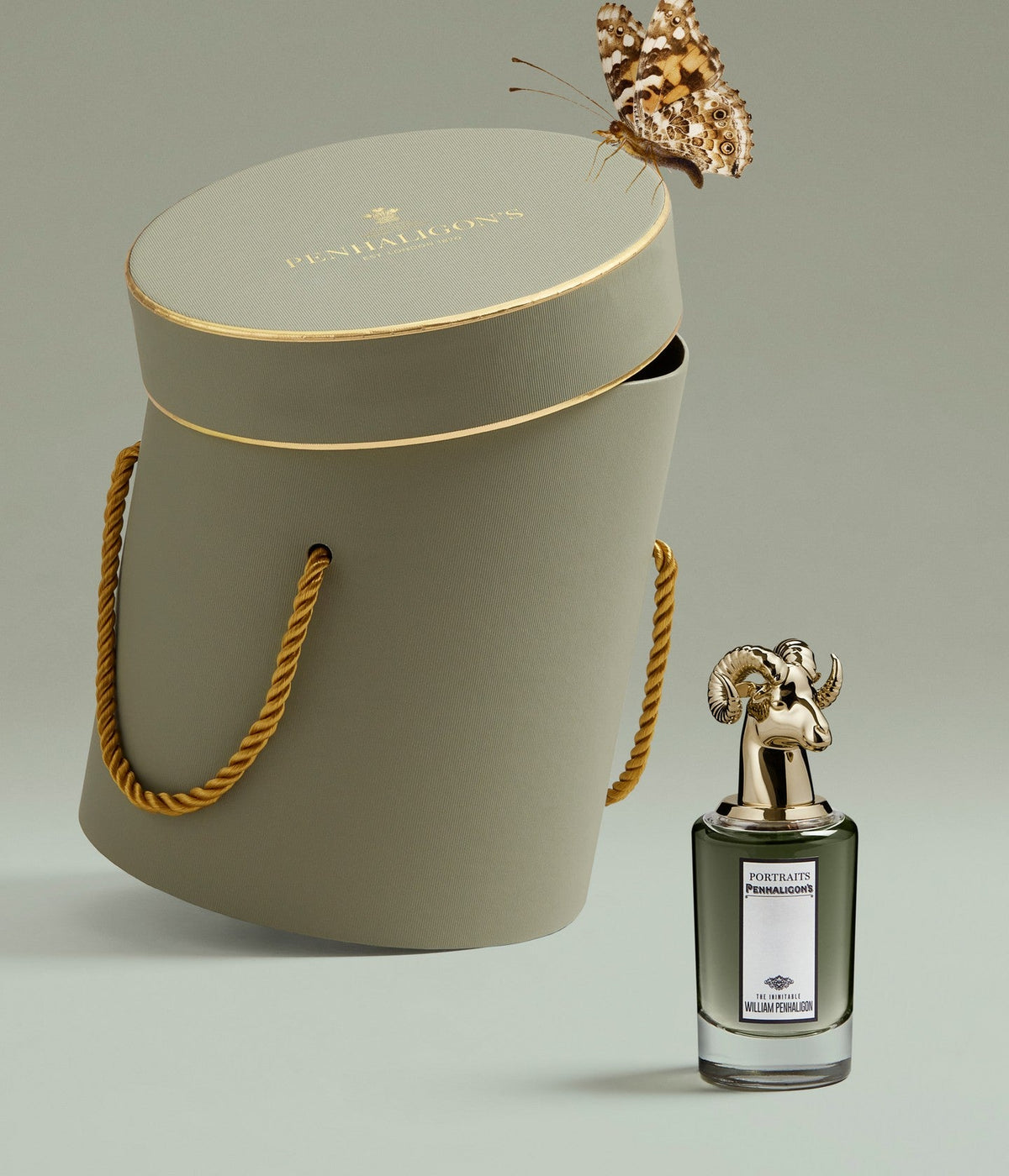 Penhaligon’s Eau de Parfum The Inimitable William Penhaligon, Flakon mit goldenem Widderkopf-Verschluss neben einer grünen Hutschachtel