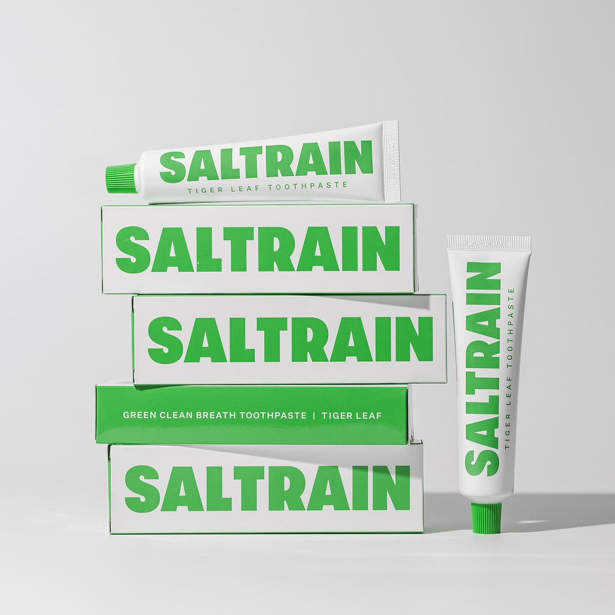 Saltrain Zahnpasta Green Tiger Leaf, Tuben und gestapelte Verpackungen