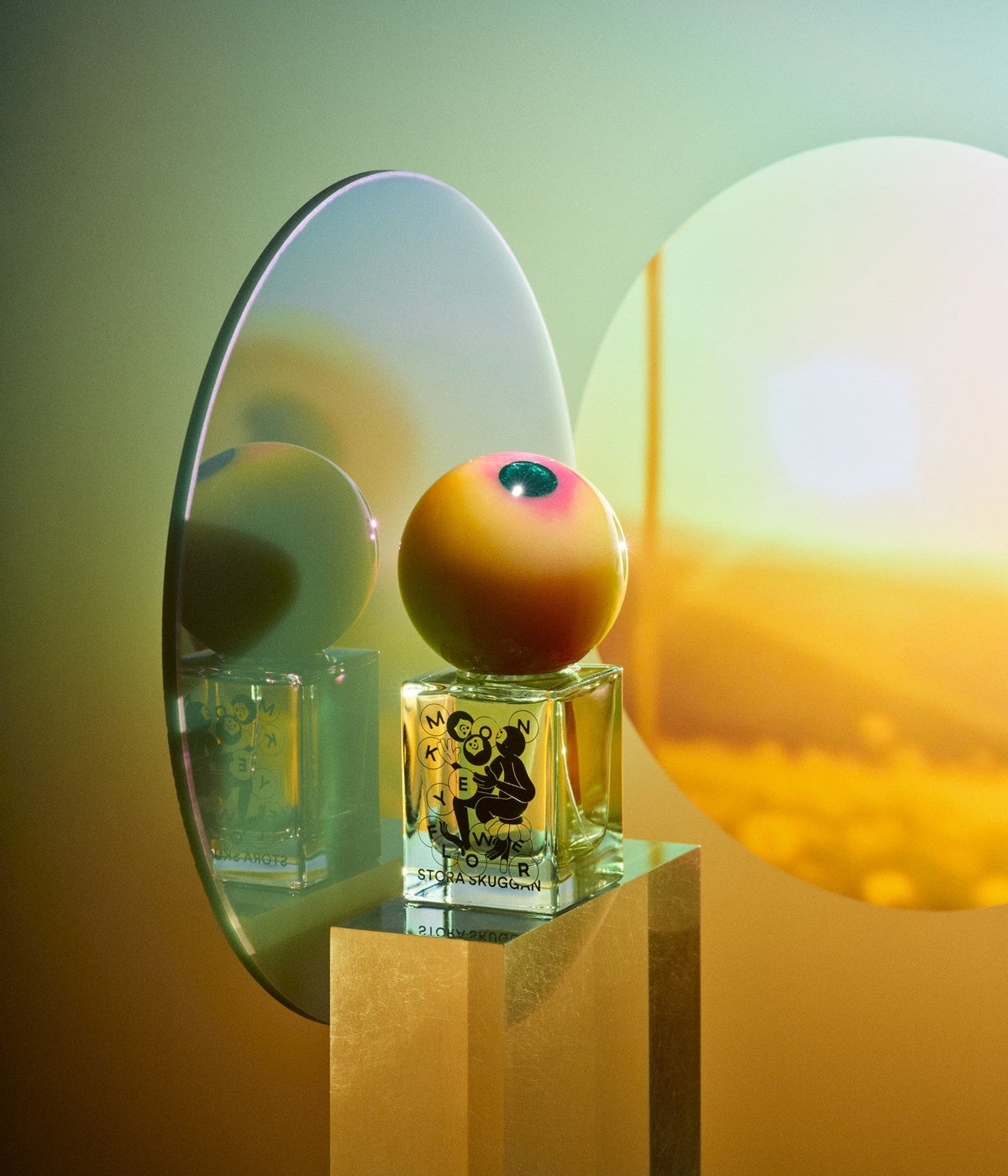 Stora Skuggan Eau de Parfum Monkeyflower auf einem Sockel vor runden Spiegeln im goldenen Licht