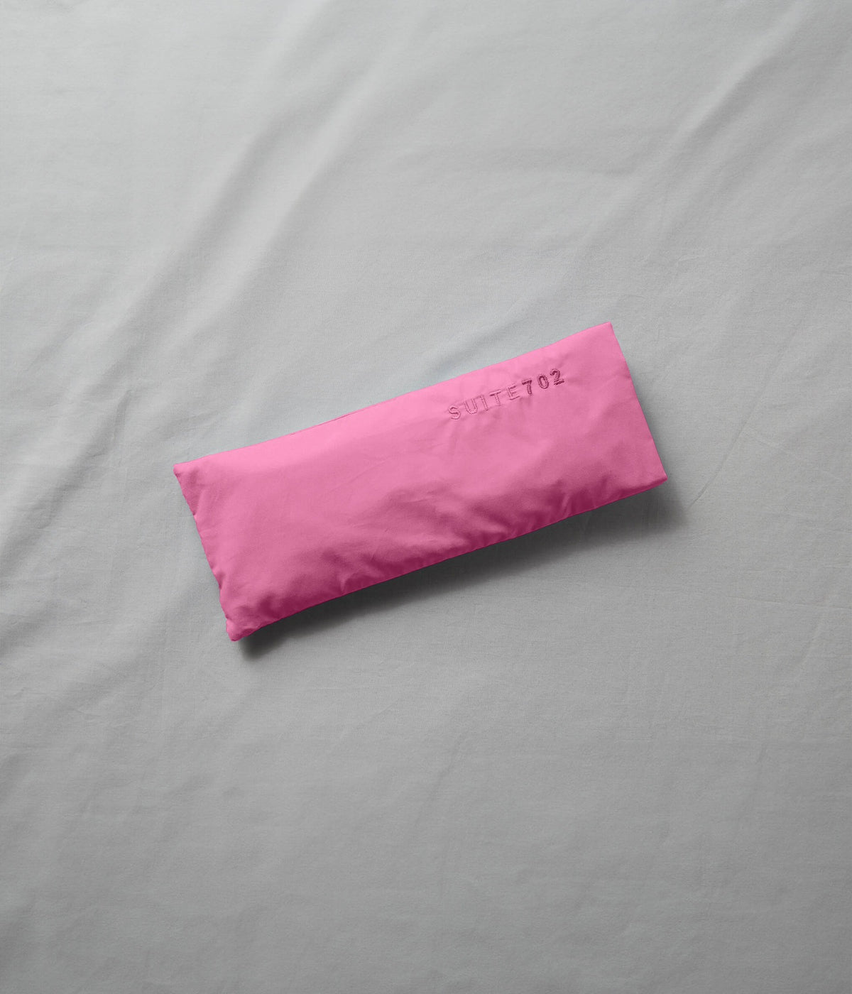 Augenkissen Pink Candy – Suite702, auf grauer Bettwäsche