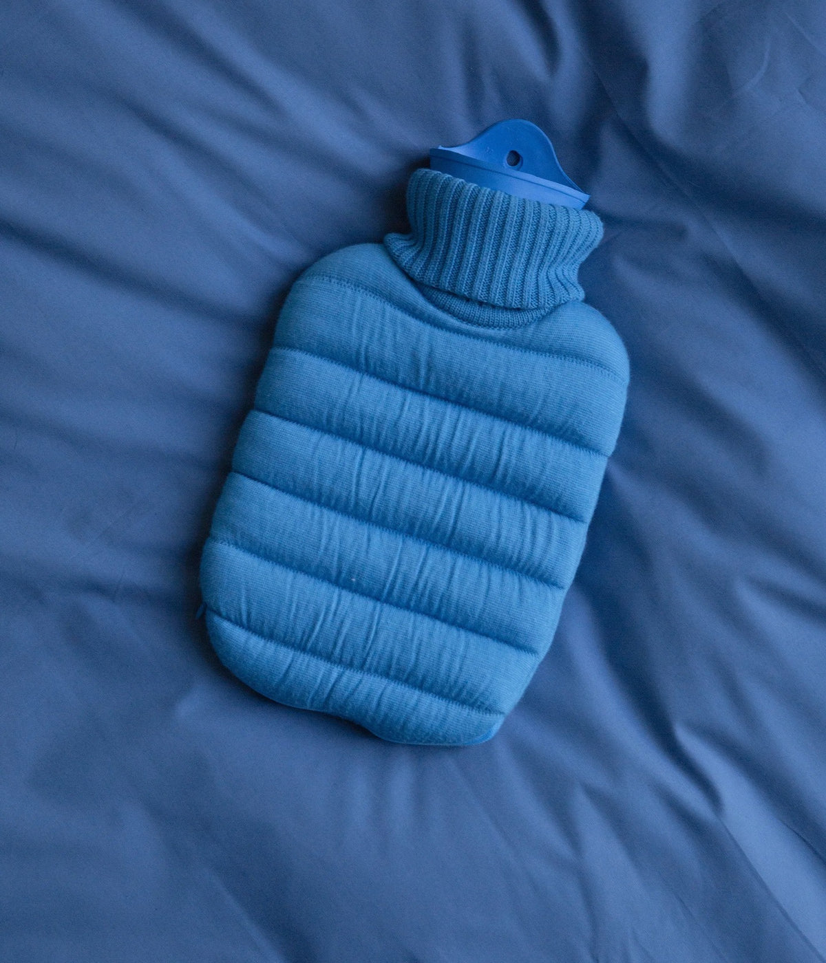 Wärmflasche Mini Puffy Capri Blue – Suite702, auf Bettwäsche