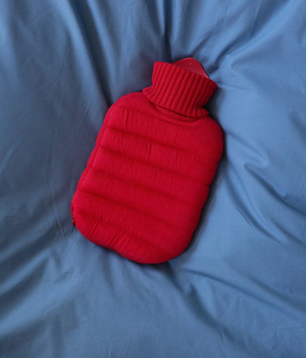 Wärmflasche Mini Puffy Cherry Red – Suite702, auf Bettwäsche