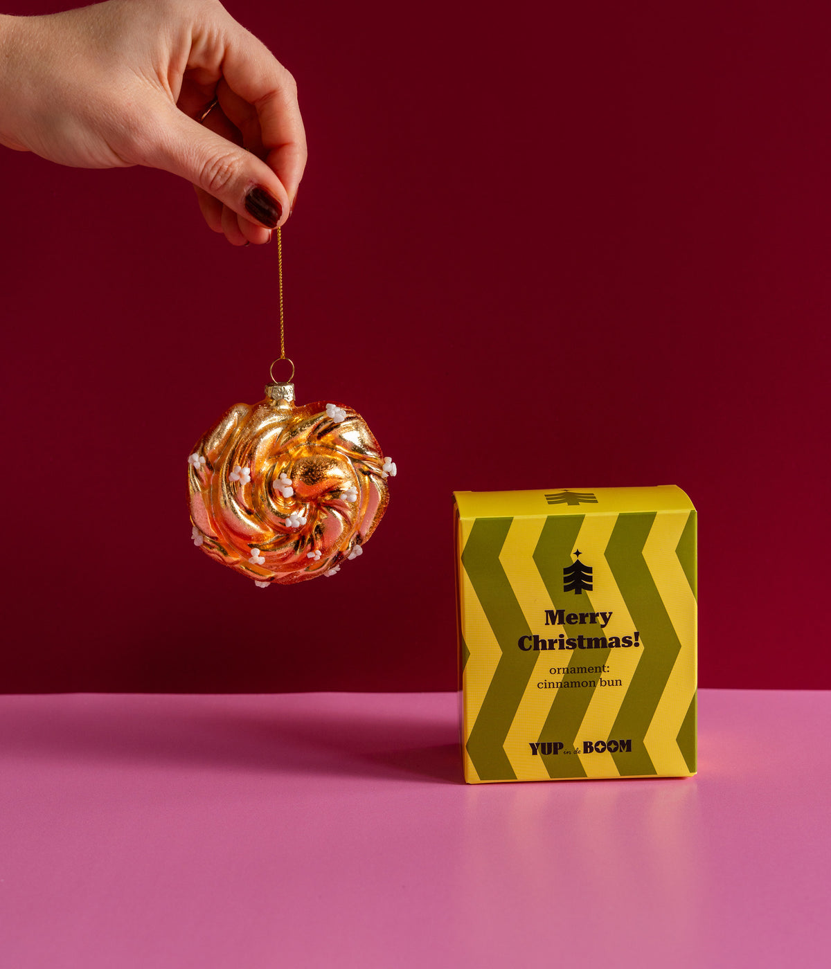 Yup in de boom Christbaumschmuck Cinnamon Bun, an der Schnur gehalten, mit Verpackung