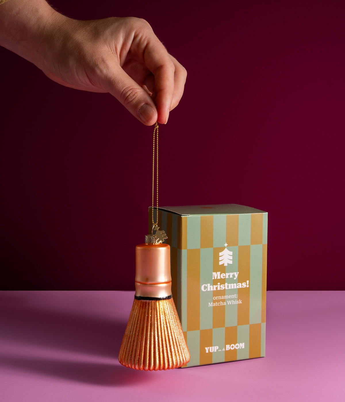 Yup in de boom Christbaumschmuck Matcha Whisk, an der Schnur gehalten, mit Verpackung
