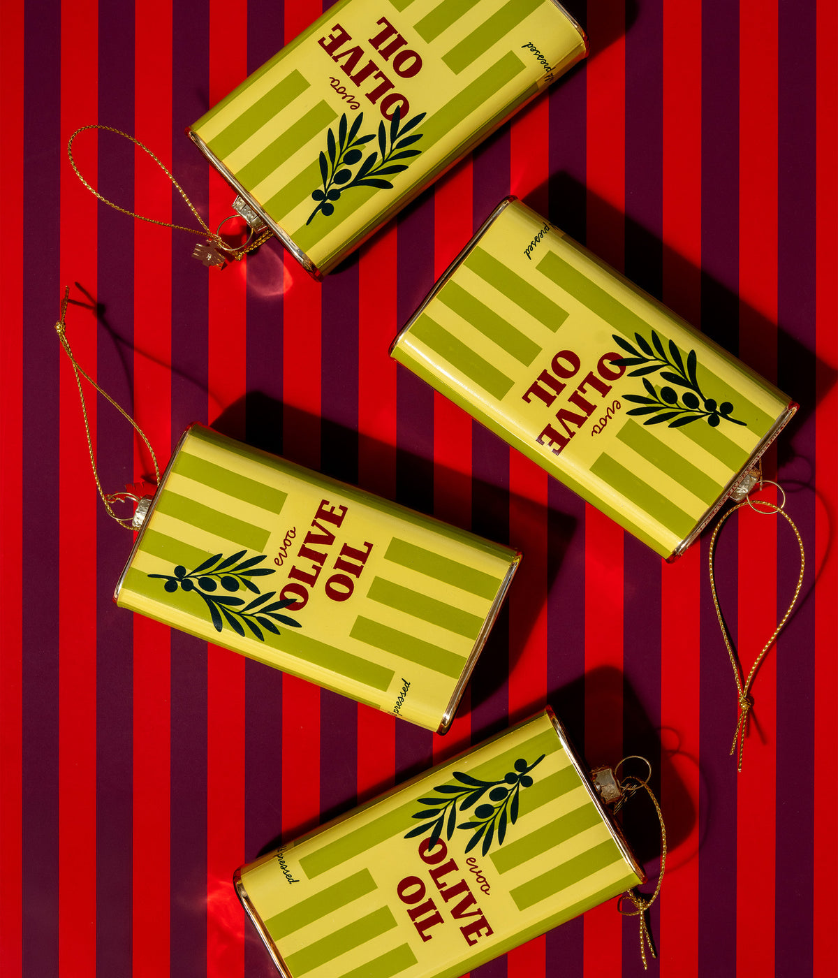 Yup in de boom Christbaumschmuck Olive Oil, mehrere Stück vor gestreiftem Grund