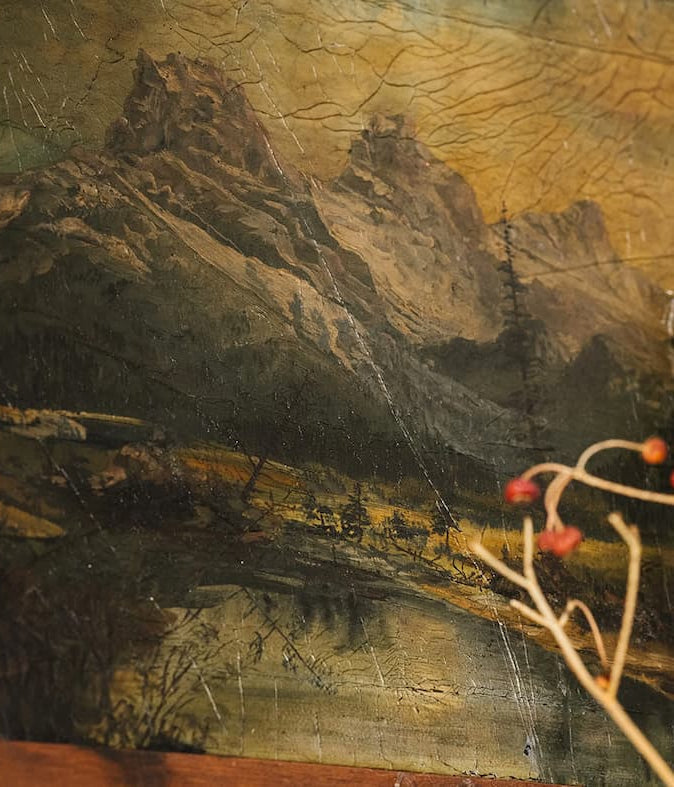 Duft und Kultur Journal – Wie sich Herbst anfühlt, altes Ölgemälde einer Berglandschaft mit einem Zweig roter Beeren