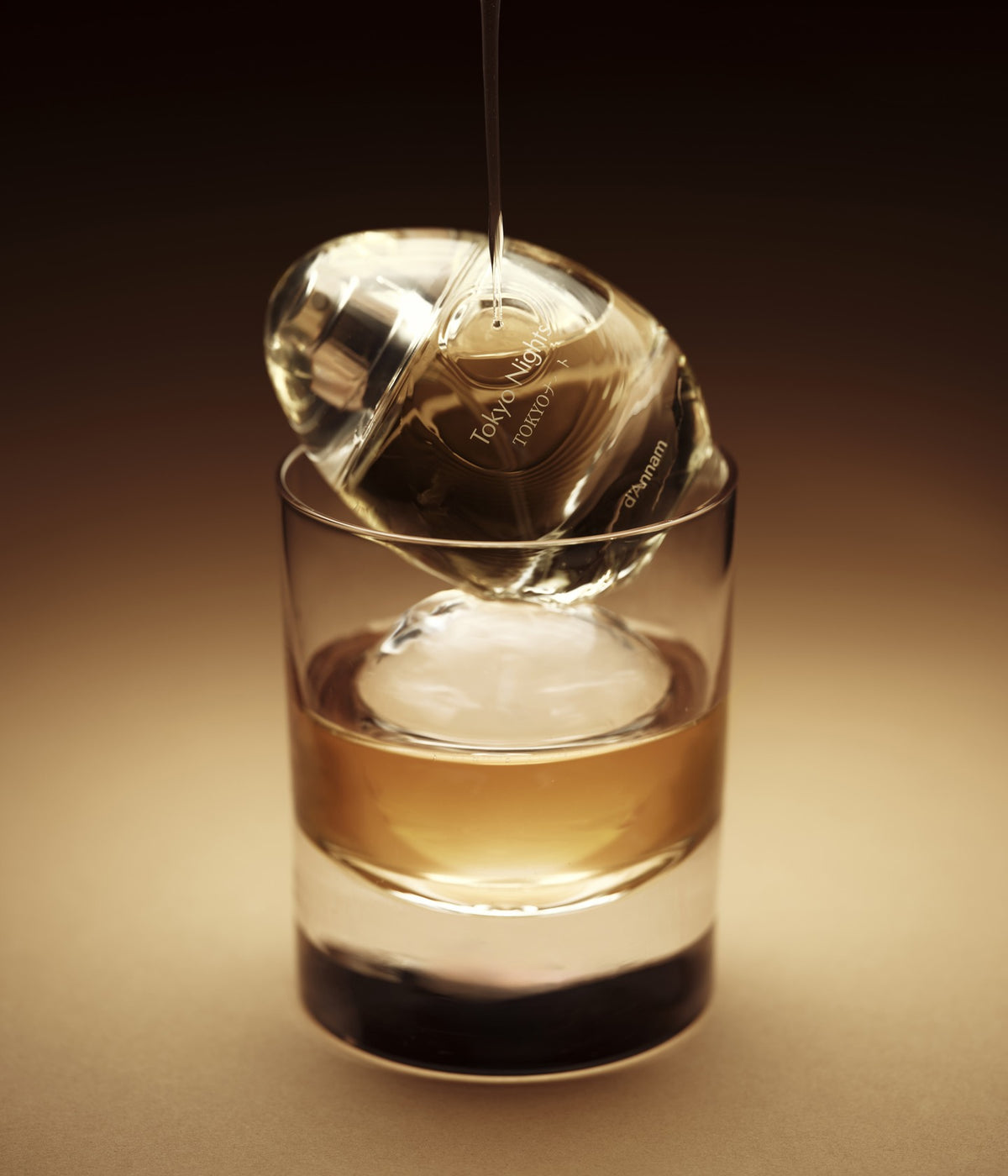 Eau de Parfum Tokyo Nights – d’Annam, Flakon auf dem Glas