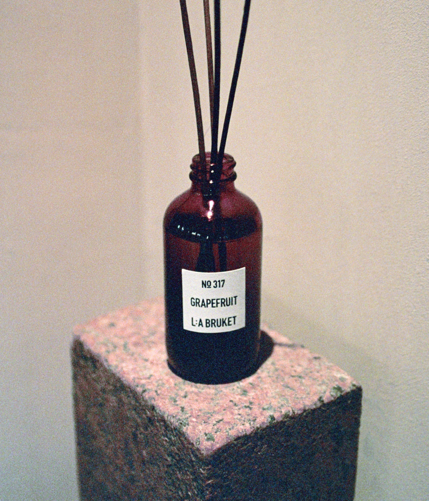 Raumdiffuser No.317 Grapefruit von L:A Bruket auf einem Granitblock