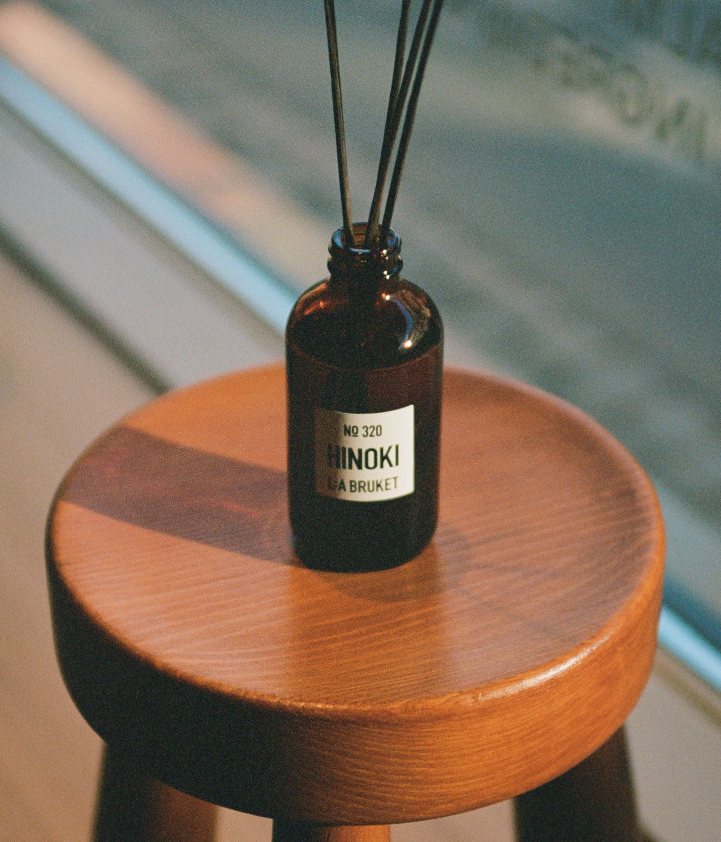 Raumdiffuser No.320 Hinoki von L:A Bruket auf einem Holzhocker