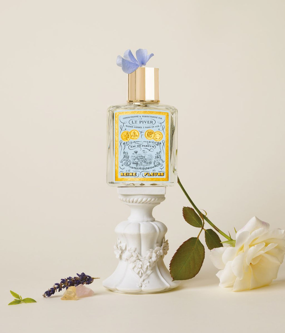Eau de Parfum À la Reine des Fleurs – L.T. Piver, Stillleben mit Lavendel und weißer Rose