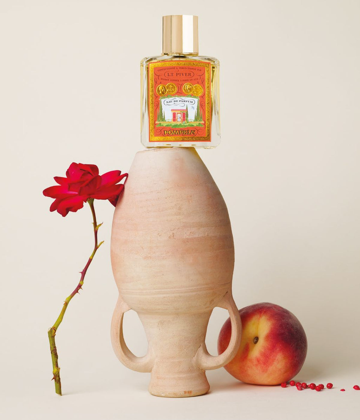 Eau de Parfum Pompeïa – L.T. Piver, Stillleben mit Amphore und Pfirsich