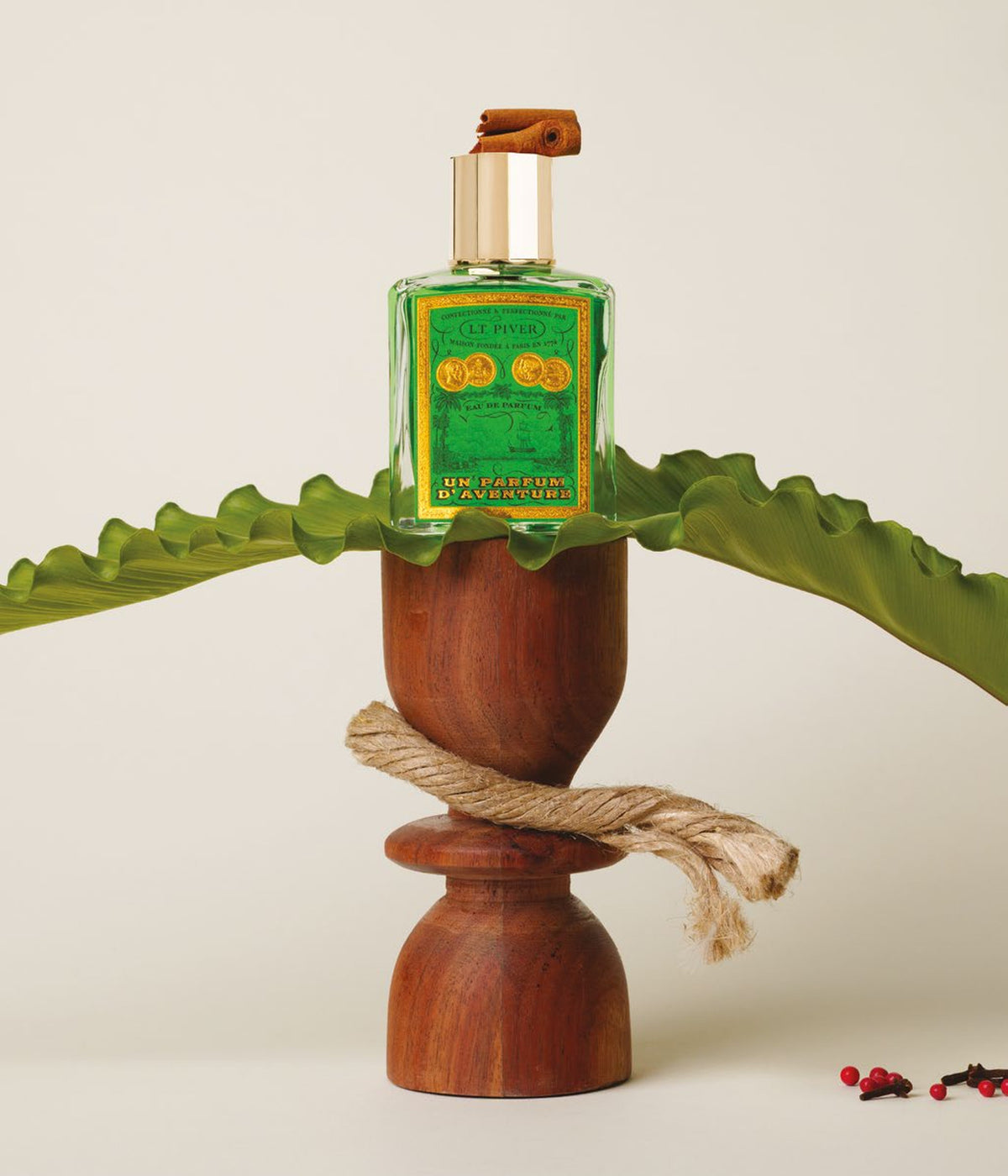 Eau de Parfum Un Parfum d’Aventure – L.T. Piver, Stillleben mit Palmblatt und Seil