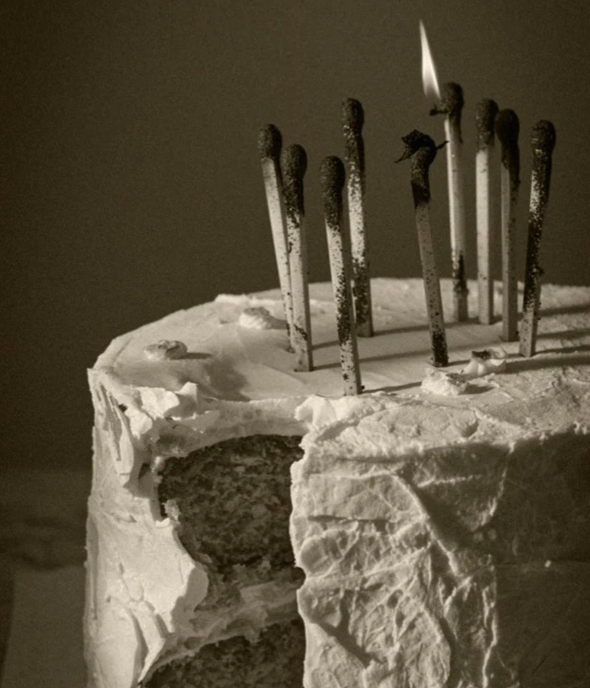 Meo Fusciuni Extrait de Parfum Amara Vita, cake with burnt matches as candles
