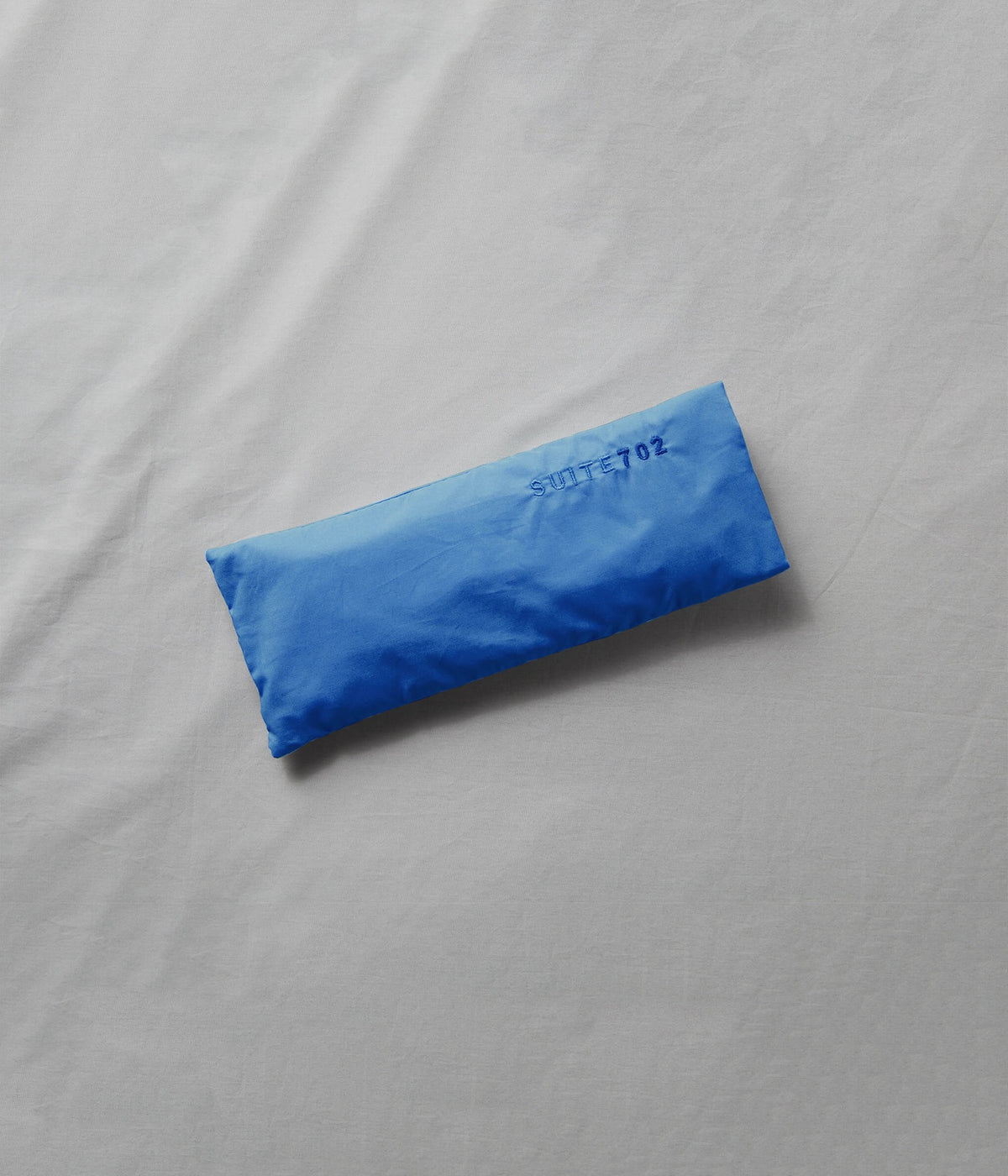Augenkissen Cobalt Blue – Suite702, auf grauer Bettwäsche