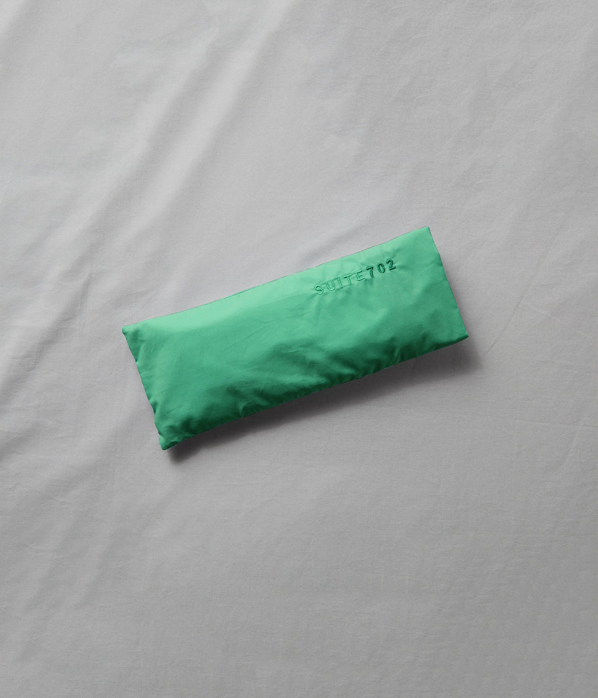 Augenkissen Jade Green – Suite702, auf grauer Bettwäsche