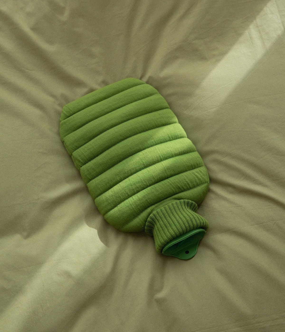 Wärmflasche Puffy Apple Green – Suite702, auf Bettwäsche