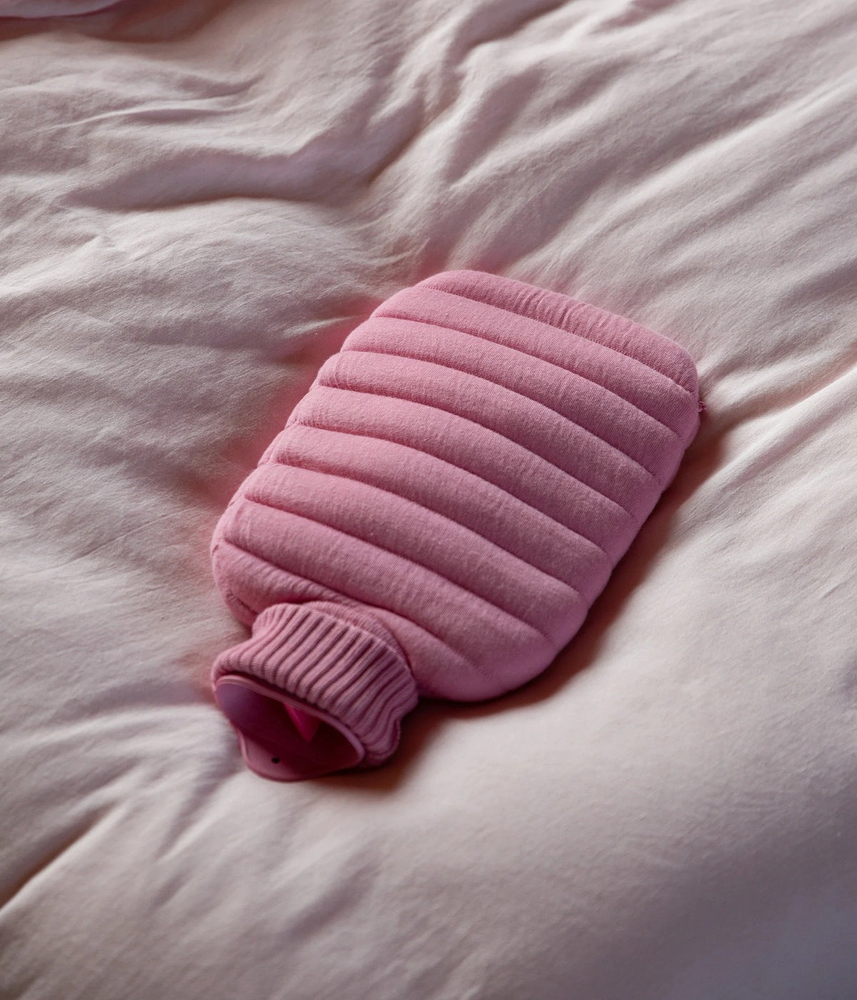 Wärmflasche Puffy Bubblegum – Suite702, auf Bettwäsche
