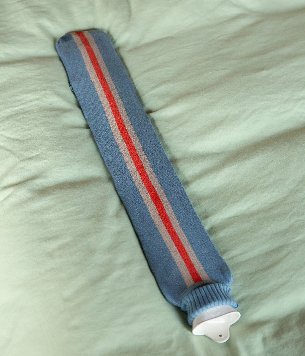 Wärmflasche XL College Blue – Suite702, auf Bettwäsche