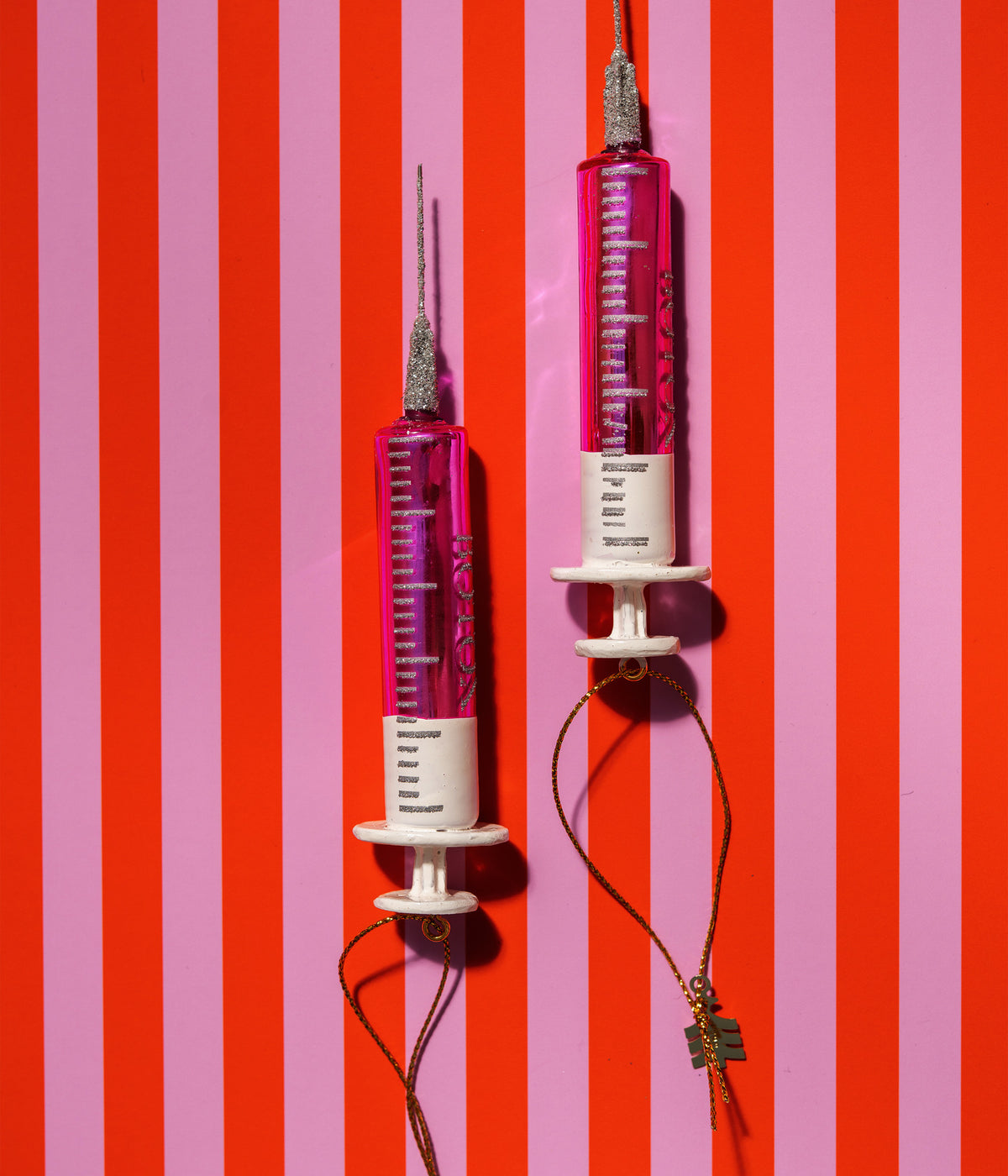 Yup in de boom Christbaumschmuck Botox, zwei Stück vor gestreiftem Grund