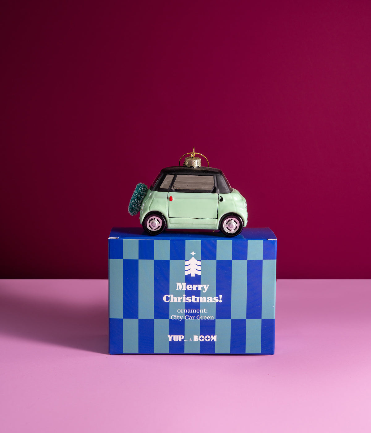 Yup in de boom Christbaumschmuck City Car Mint Green auf der Verpackung