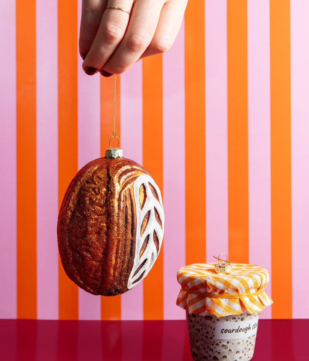 Yup in de boom Christbaumschmuck Sourdough Bread, an der Schnur gehalten, daneben der Sauerteig-Ansatz